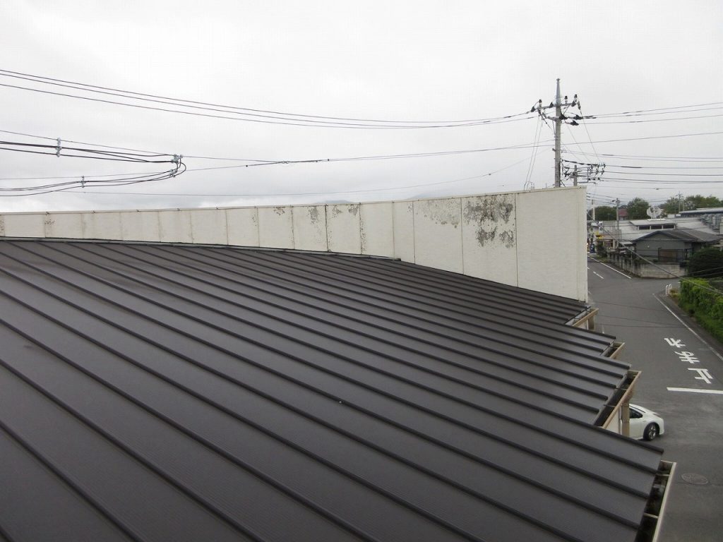 高所外壁の黒ずみ
