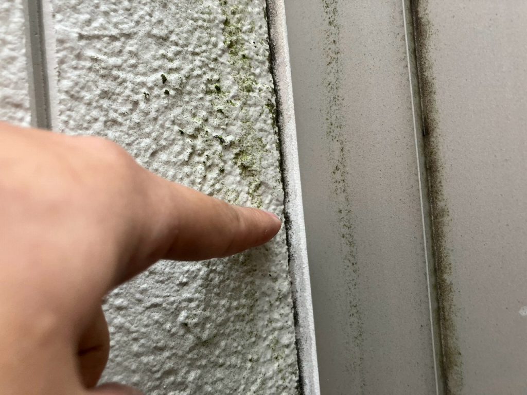 窓際コーキングの隙間