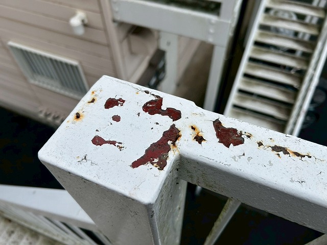 手すり角の塗膜剥がれ
