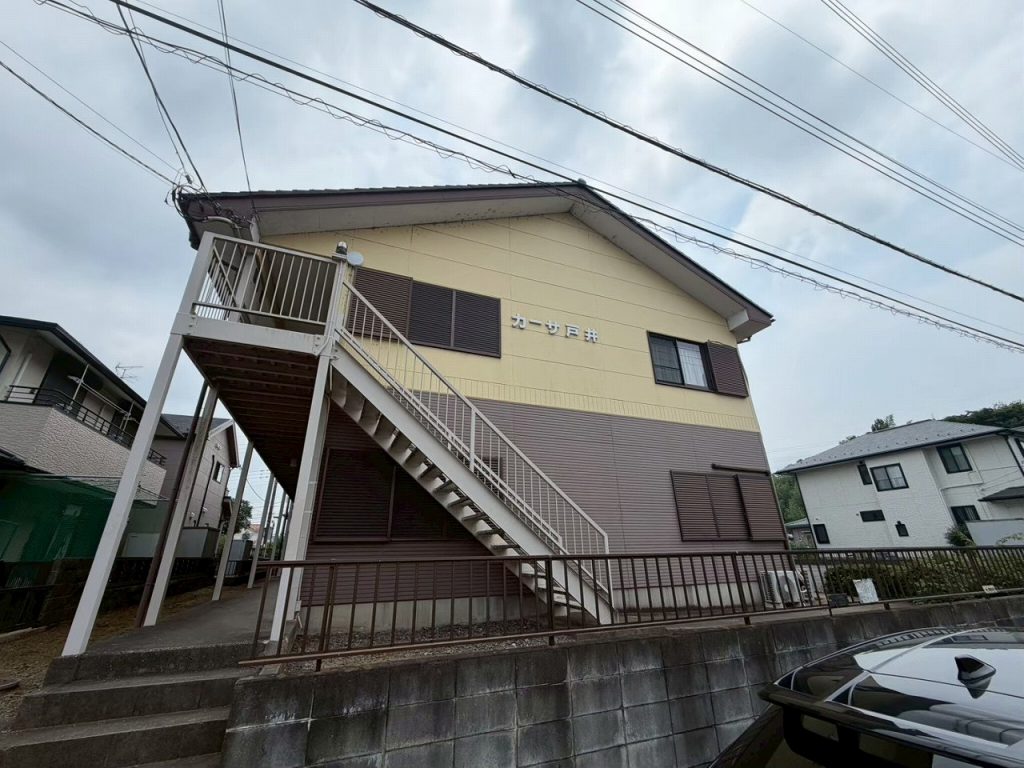 龍ケ崎市で外壁塗装前に確認したシーリングの破断と鉄部の色あせ・汚れが進んだ龍ヶ崎市の建物調査