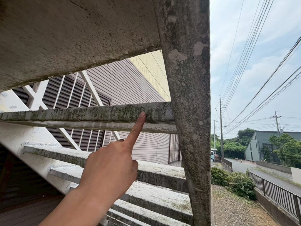 階段裏の汚れ