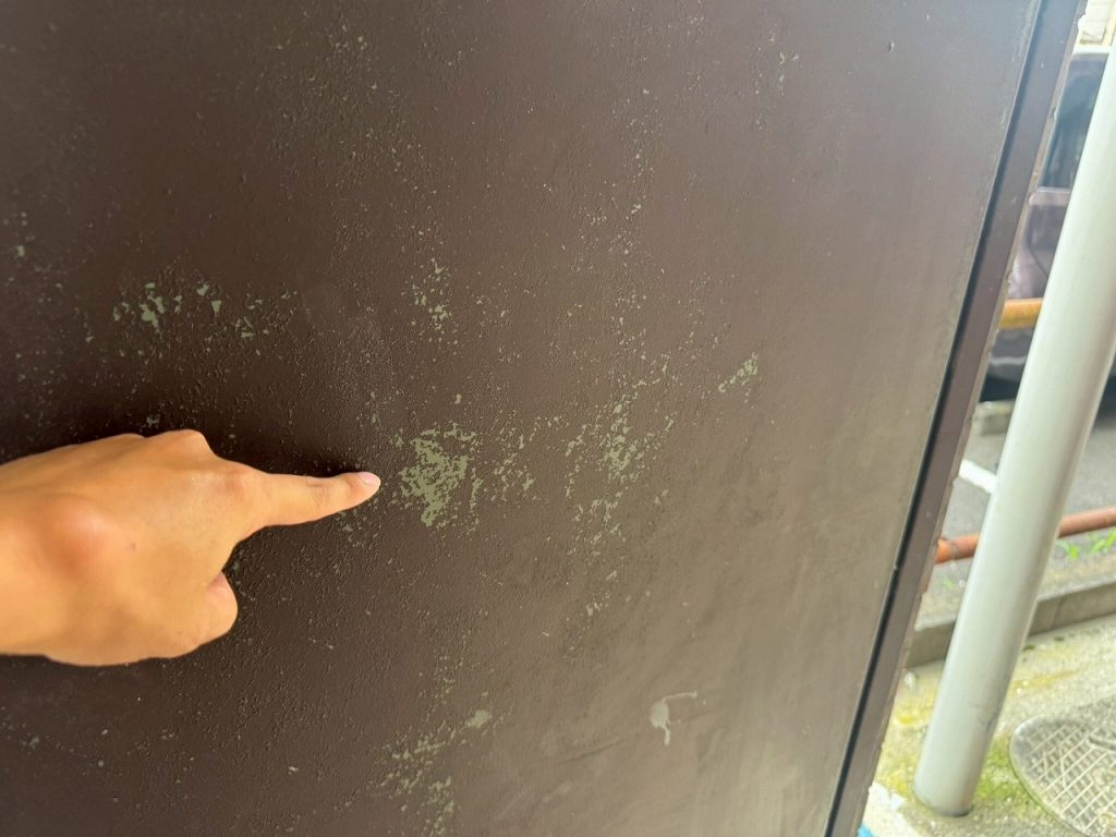 鉄扉の塗膜剥がれ