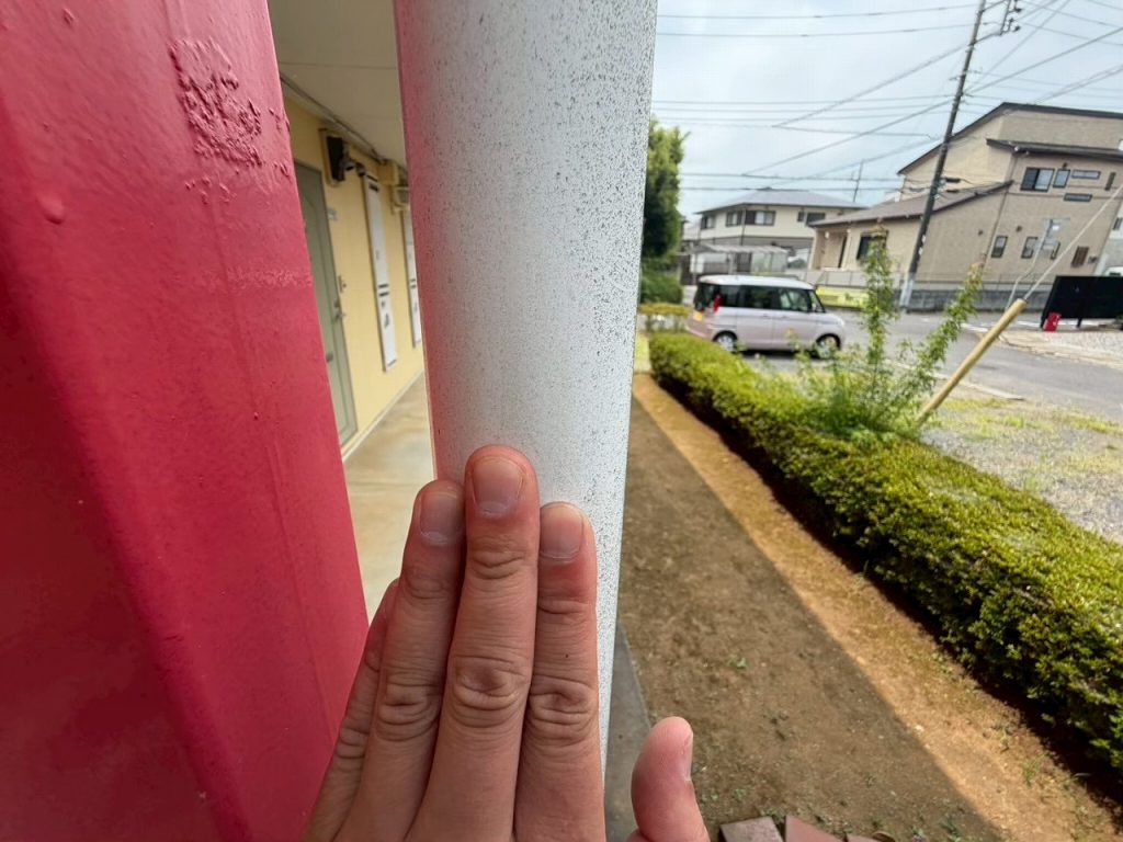 白い柱の表面確認