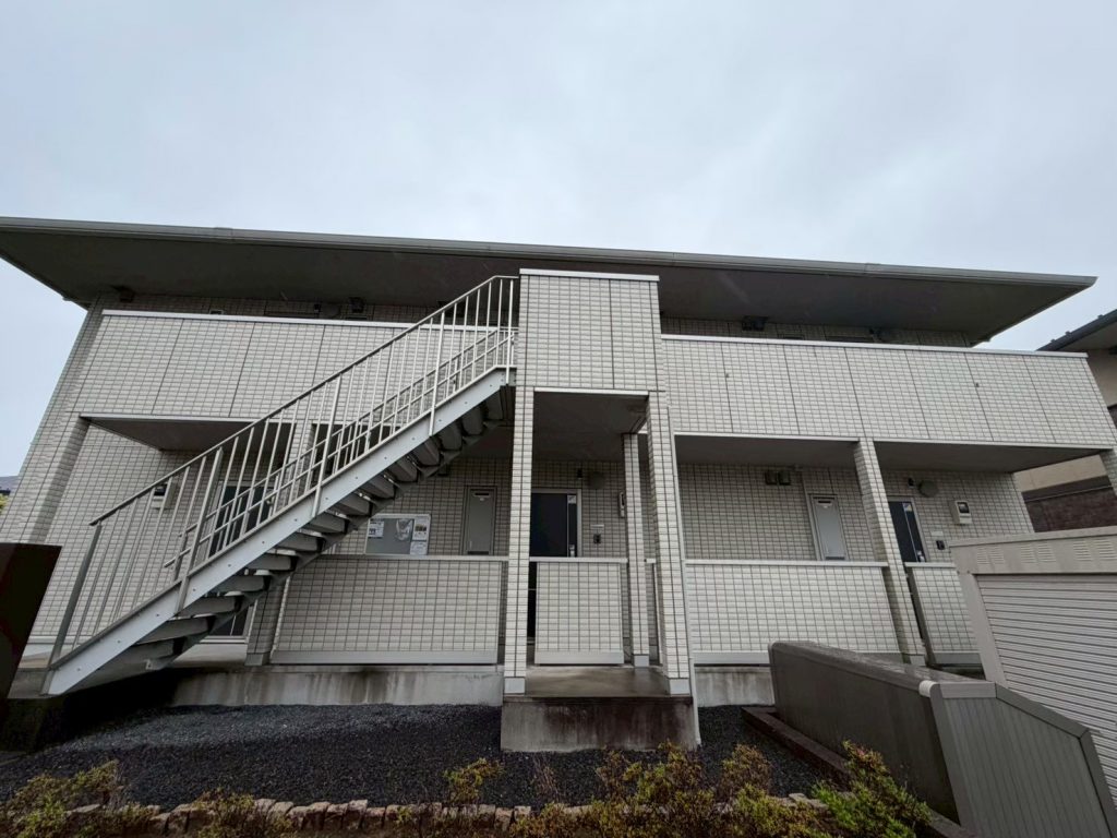 龍ヶ崎市の外壁と共用部廊下調査で確認した床端部の隙間や鉄骨階段の黒ずみ汚れ