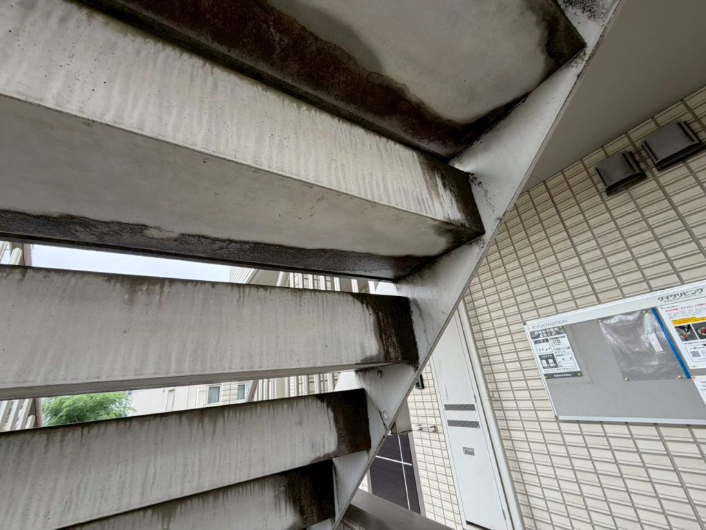段裏付け根の汚れ