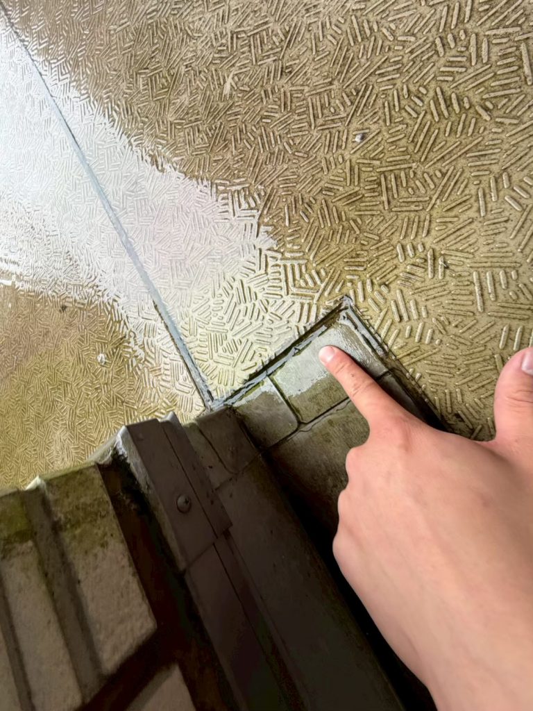 床端部の隙間