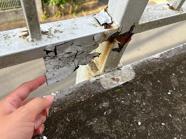 剥がれた塗膜と赤錆び
