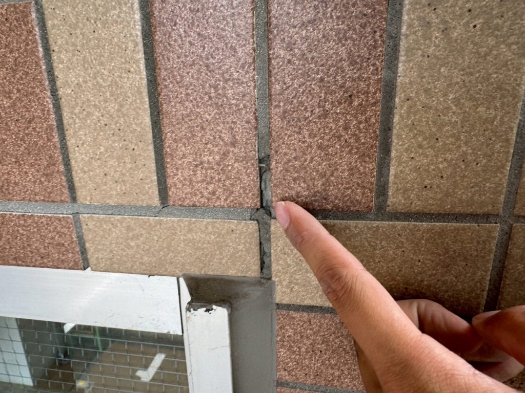 窓まわり目地のひび