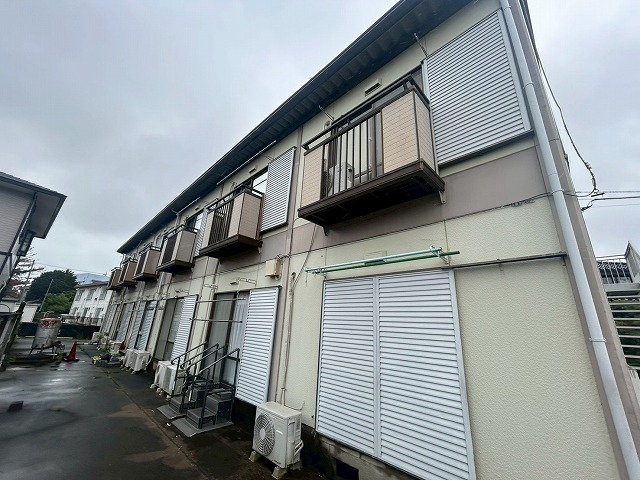 龍ケ崎市外壁塗装を検討中のアパートで白亜化や鉄骨階段の汚れ、防水層の傷みを確認した現地調査
