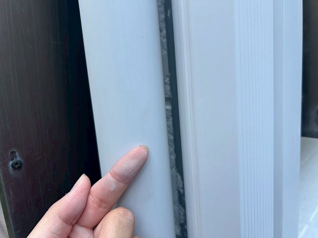 サッシ脇の隙間
