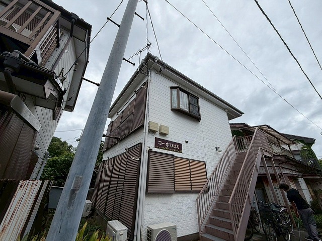 龍ケ崎で外壁修繕前に調査した外壁目地のひび割れとチョーキング、鉄骨階段の塗膜劣化