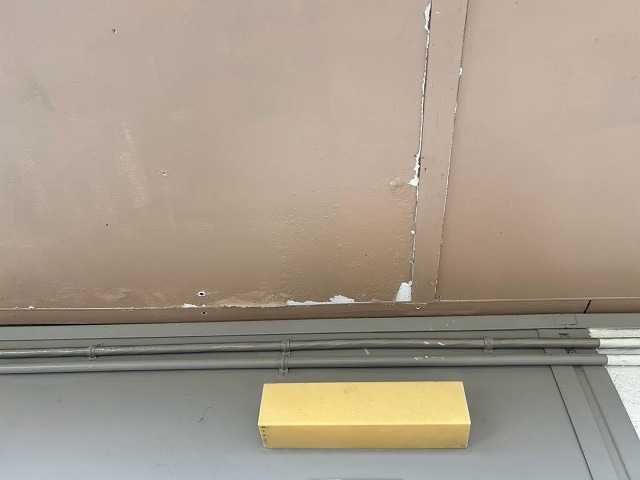 軒天塗膜の剥がれ