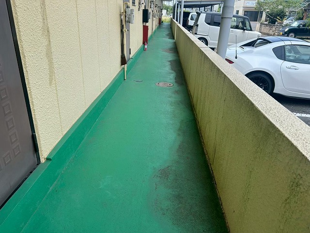 通路床と腰壁の汚れ