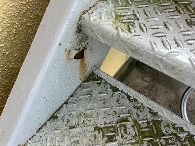 階段接合部の錆び