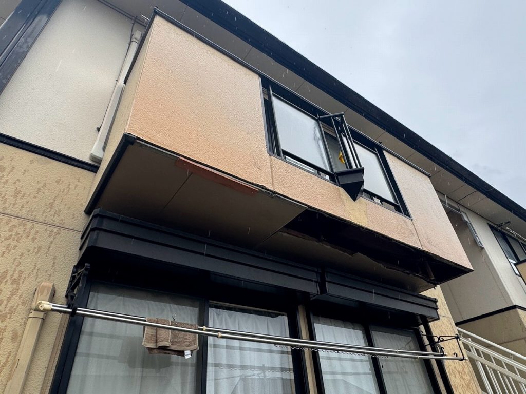 建物正面の外壁劣化