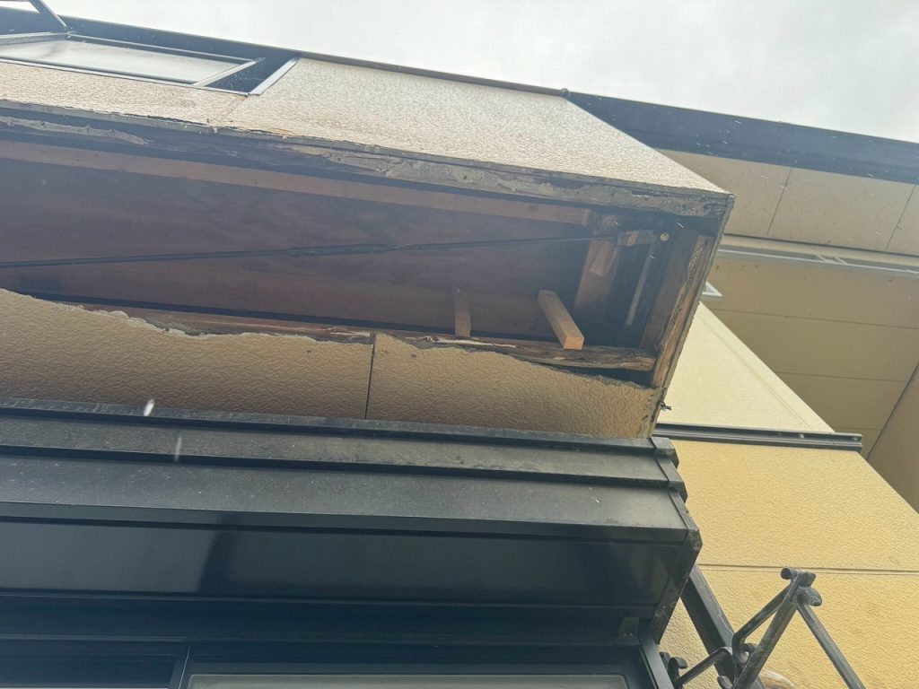 ベランダ下面の破損状況