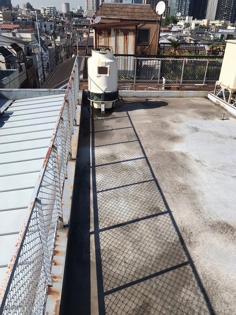 調査写真② パラペット際の汚れと劣化状況