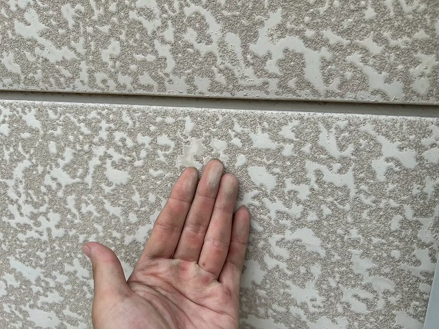 龍ケ崎市で外装工事の現地調査、外壁のチョーキングや鉄部の錆び、ドア下部の汚れを確認