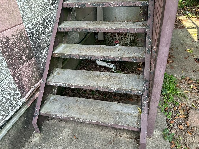 錆びた鉄骨外階段