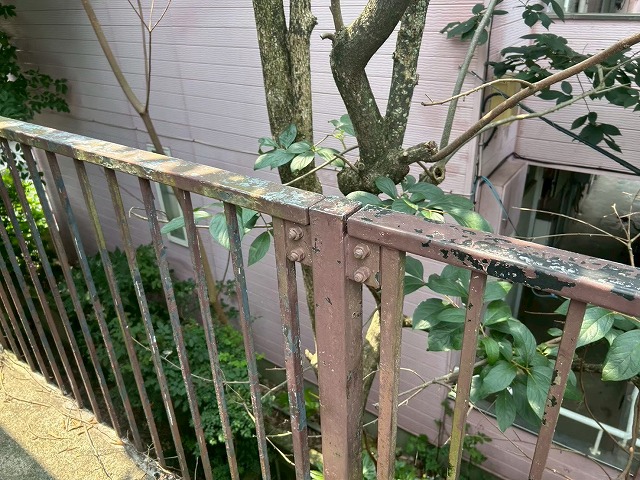 錆びた外部手すり全体