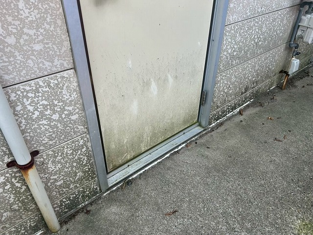 汚れたドア下部