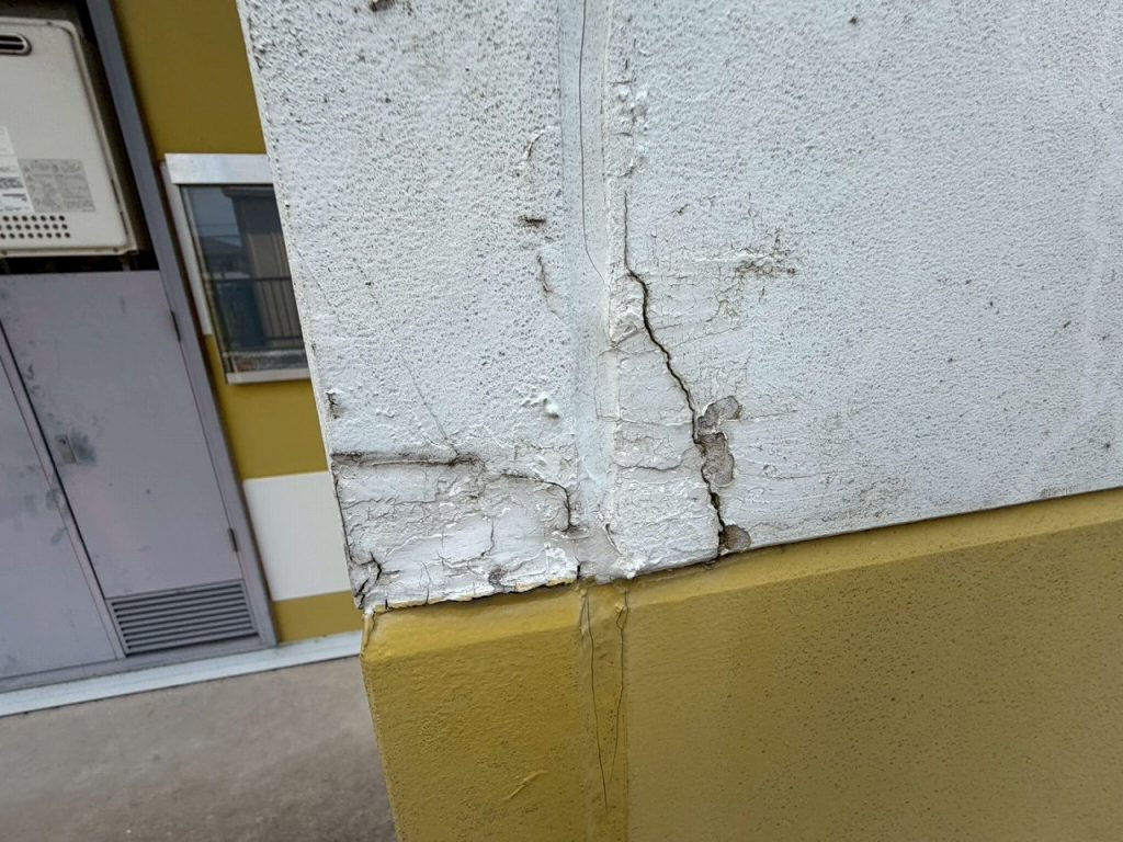白い外壁角のひび