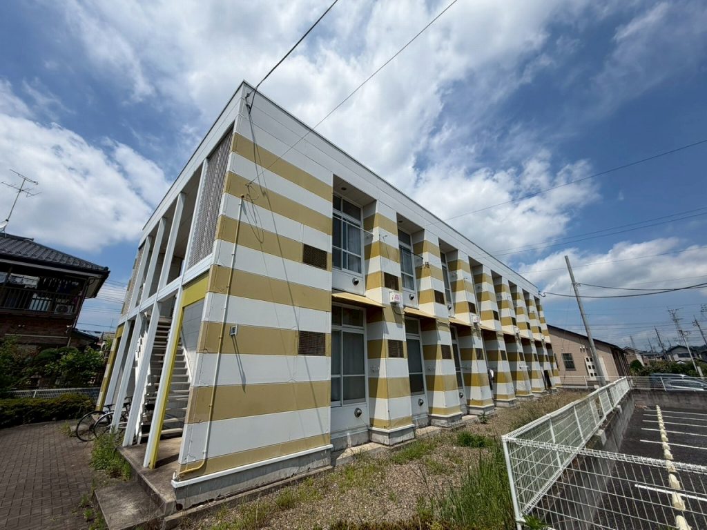 龍ケ崎市で外壁修繕調査、外壁の破損やひび割れとシーリング劣化を確認した建物の現地確認