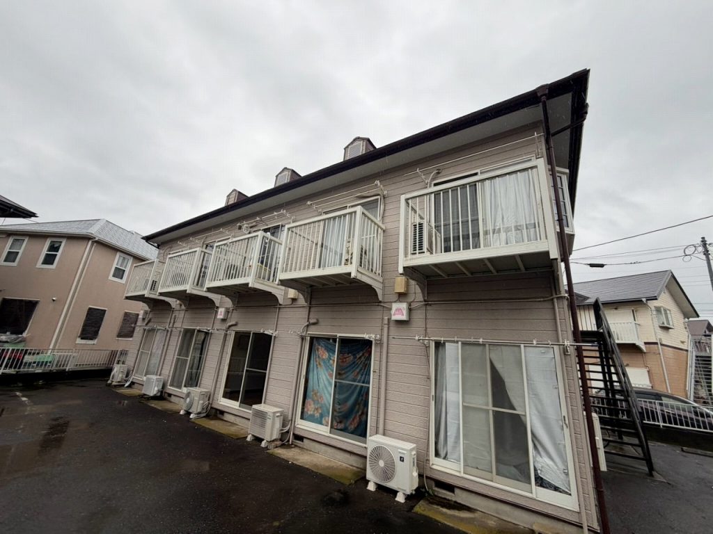 土浦市で外壁工事と塗装工事の現地調査、鉄骨階段の塗膜剥離と外壁目地のひび割れを確認