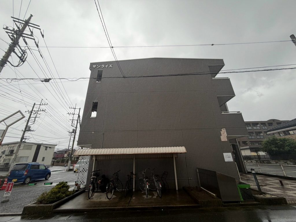 牛久市で外壁タイル大規模修繕調査、タイル剥落とシーリング破断、鉄部階段の著しい腐食を確認
