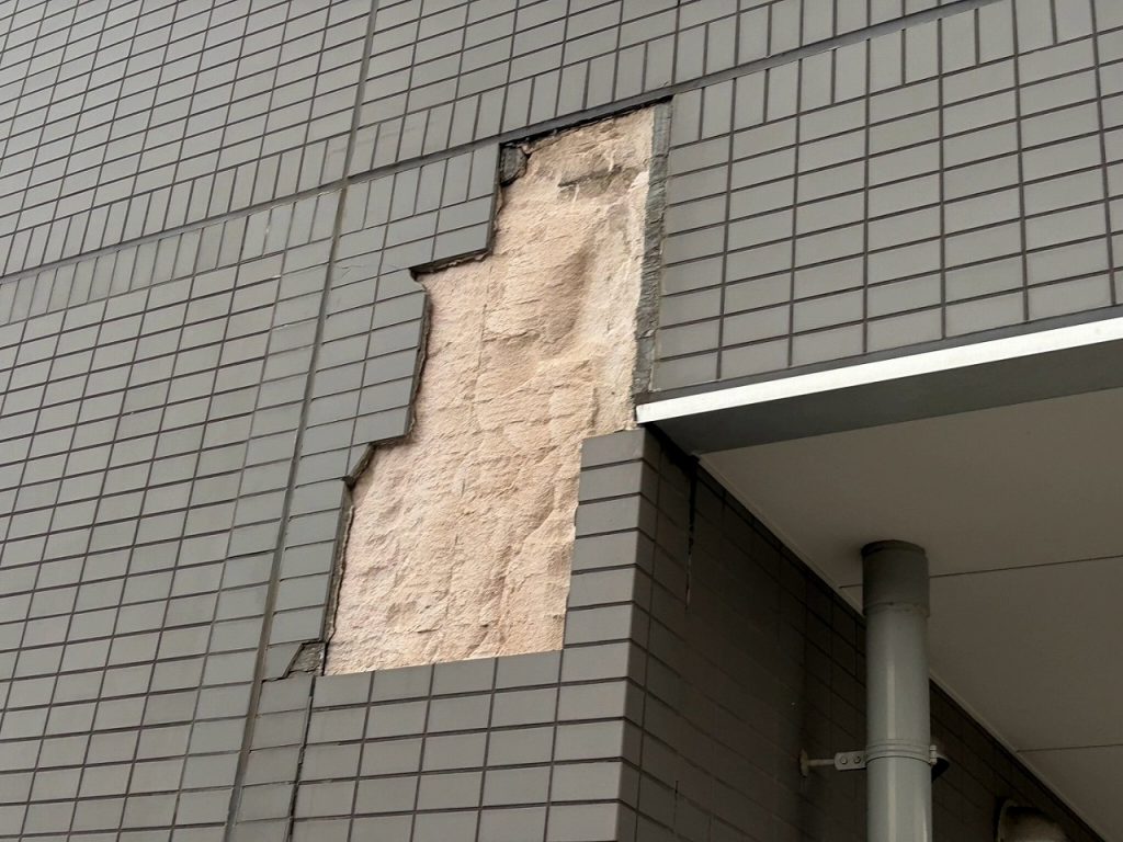 外壁タイル大きな剥離