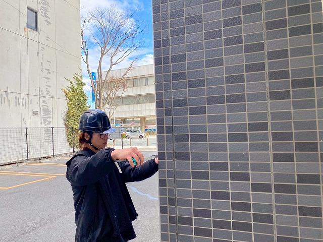 タイルの寸法を測っている写真