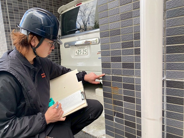 タイル調査をしている写真