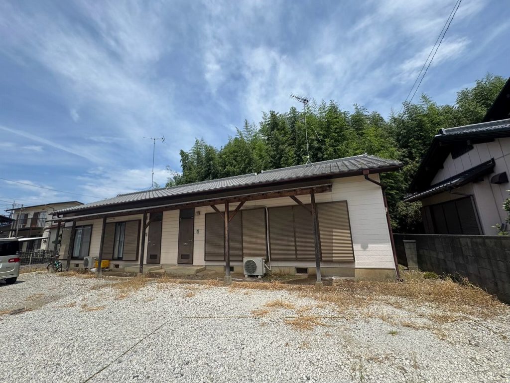 龍ケ崎で外壁塗装前に確認したチョーキングと雨樋の色あせ、外壁の汚れが進んだ住宅