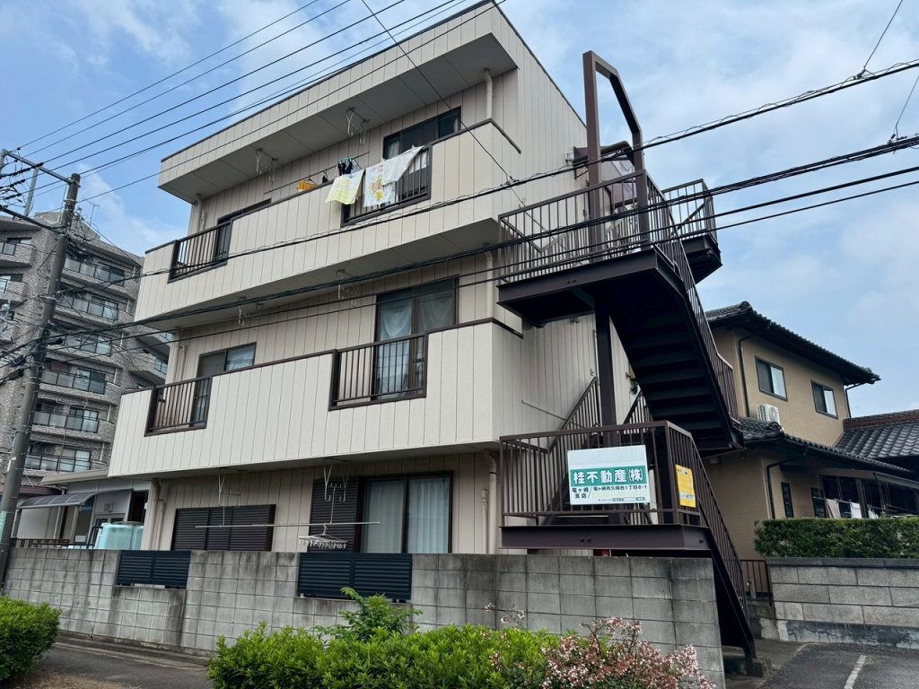 龍ケ崎市で外壁塗装前に調査したアパート外壁のチョーキングや汚れの進行状況