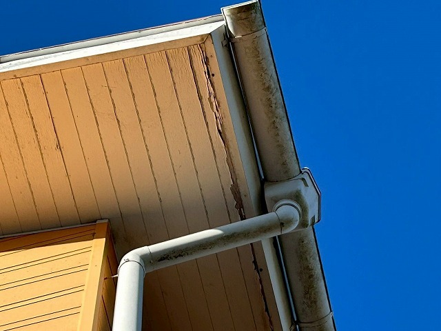 外壁のオレンジ色のチョーキング