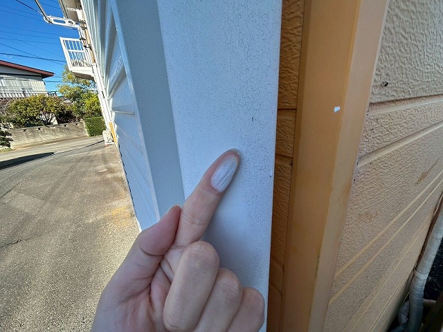 外壁の白色のチョーキング