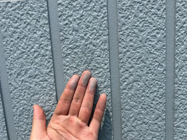 龍ケ崎市で外装工事の現地調査、外壁のチョーキングやひび割れ、ベランダ周辺の汚れを確認