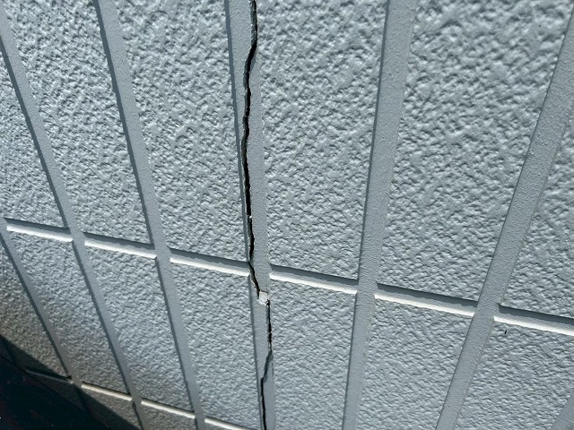 外壁目地のひび割れ