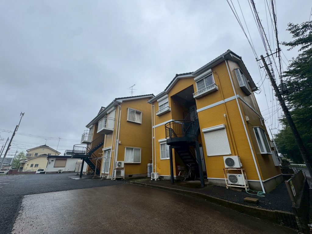 龍ケ崎で外壁塗装前に調査した外壁のチョーキングと膨れ、鉄部の錆びが進んだ建物の状態