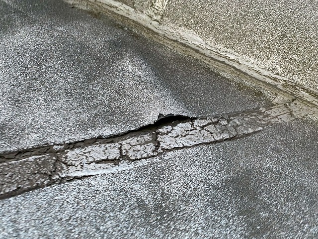 龍ケ崎市で10階建て寮の屋上防水が劣化　排水不良と防水シートの浮きから全面改修をご提案した現地調査事例