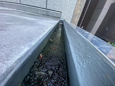 汚れが溜まる側溝