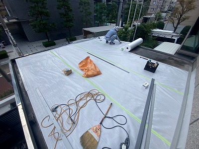 絶縁シート敷設作業