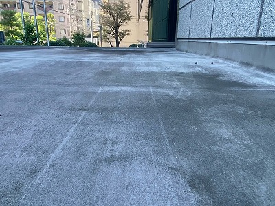白化した防水層表面