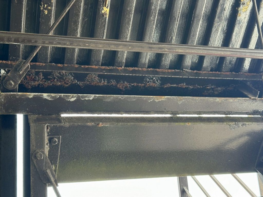 鉄骨階段裏の錆び