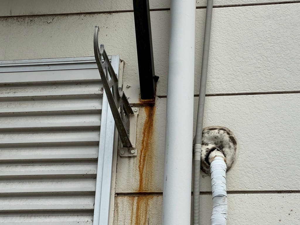 外壁に流れた錆び汁
