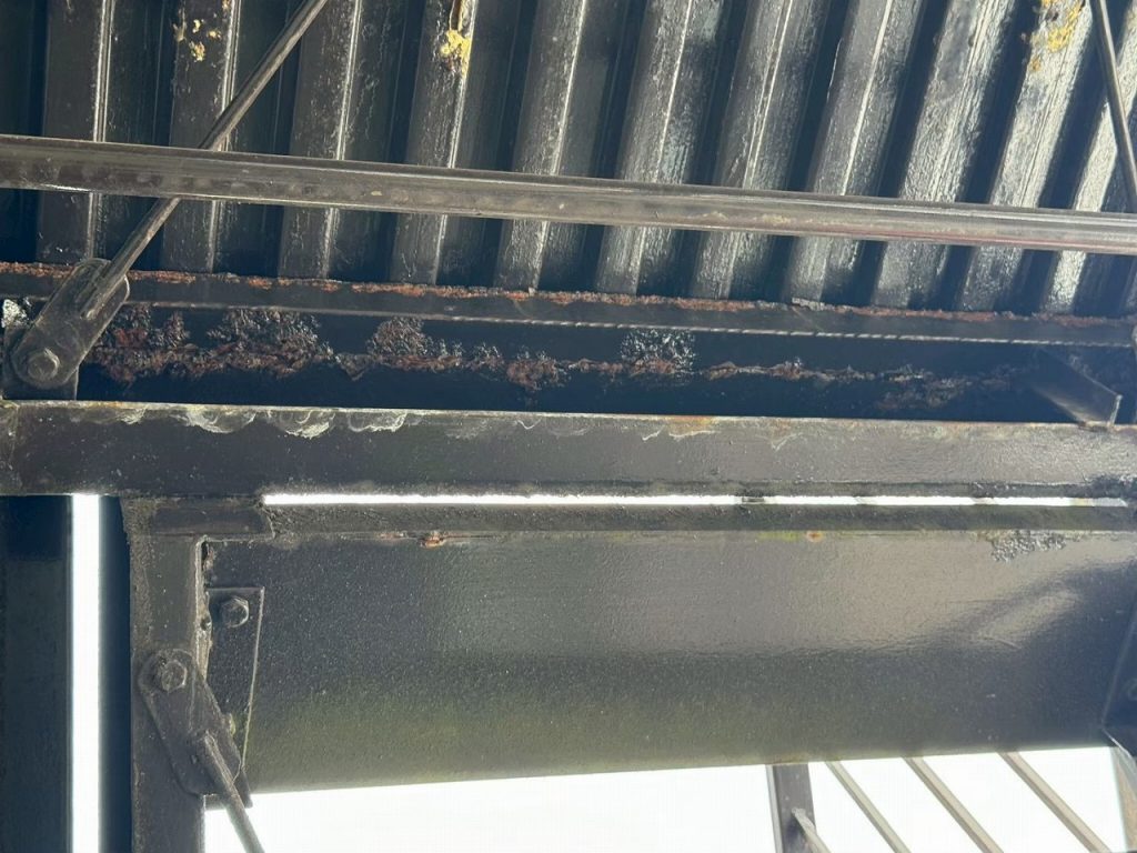階段裏鉄骨の深い錆