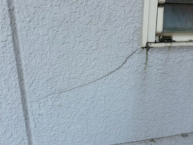 窓横へ伸びるひび