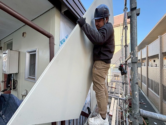 新しい外壁材の取り付け