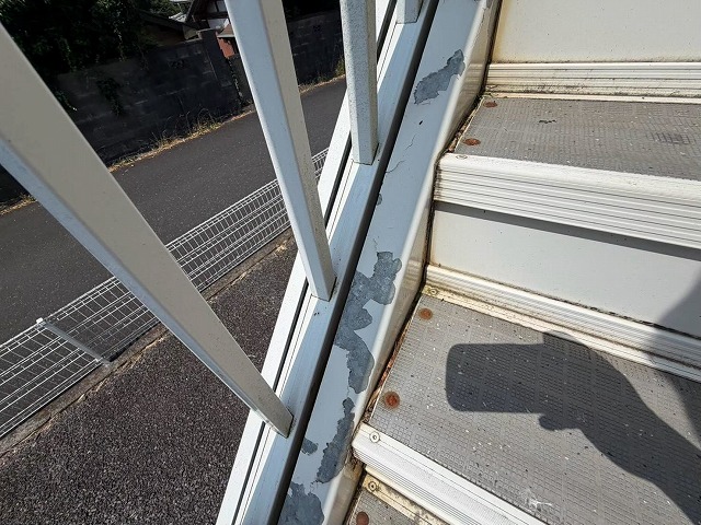 階段鉄部の塗膜剥がれ