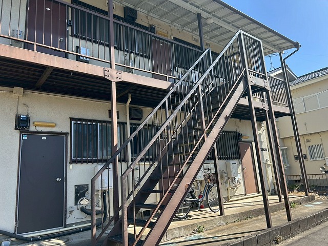 牛久市2階建てアパート鉄骨階段のサビ・塗膜剥がれを現地調査｜強度低下を防ぐ外装リフォーム提案事例